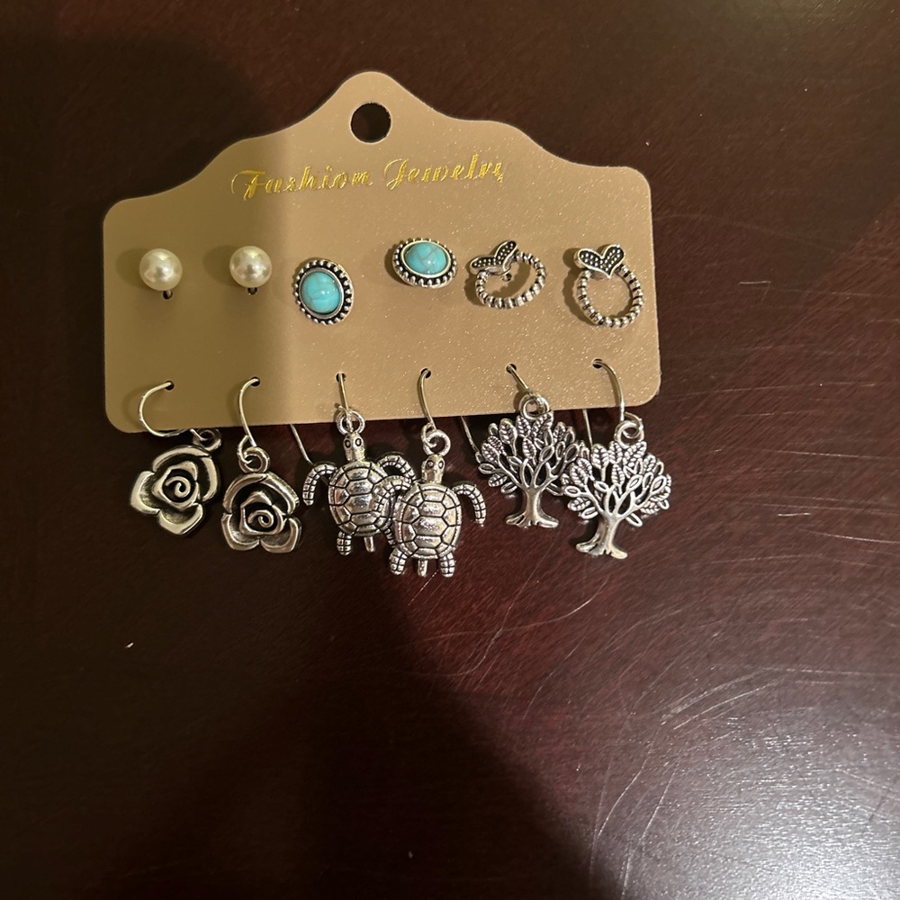 Super Cute Earring Set Brand New!